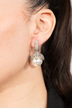 Load image into Gallery viewer, DIVINA
