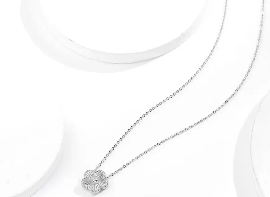 FLEUR NECKLACE
